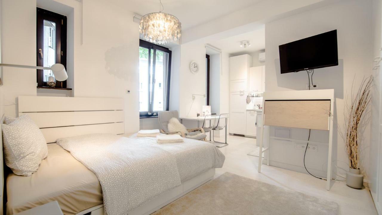 White Apartments With Ac By Kovee Bratislava Chambre photo